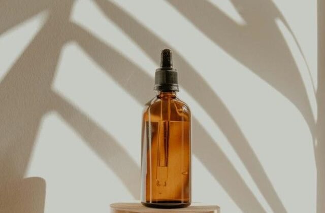 Niacinamide vs Vitamin C: Can You Safely Layer Them in the Same Routine?
